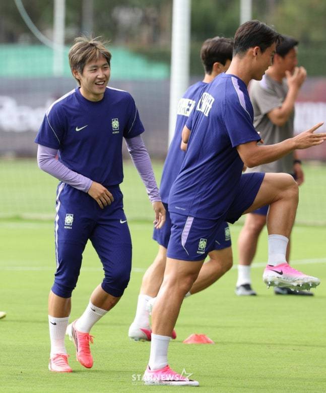 대한민국 축구 국가대표팀이 2026 북중미월드컵 A조 예선 멕시코전을 하루 앞두고 17일 멕시코 과달라하라 치바스 베르데 바예에서 훈련을 진행했다. 이강인을 비롯한 선수들이 밝은 표정으로 훈련을 하고 있다. /사진=김진경 대기자.