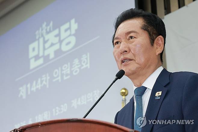 발언하는 민주당 정청래 대표 (서울=연합뉴스) 신현우 기자 = 더불어민주당 정청래 대표가 18일 국회에서 본회의를 앞두고 열린 의원총회에 참석해 발언하고 있다. 2026.6.18 nowwego@yna.co.kr