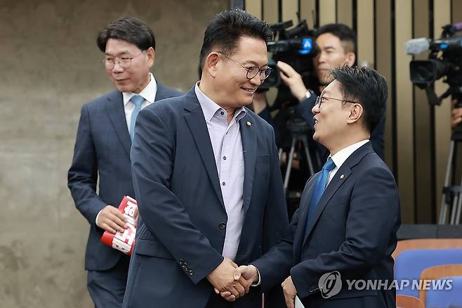 인사 나누는 민주당 송영길 의원과 김남준 의원 (서울=연합뉴스) 신현우 기자 = 더불어민주당 송영길 의원과 김남준 의원이 18일 국회에서 본회의를 앞두고 열린 의원총회에 참석하며 인사하고 있다. 2026.6.18 nowwego@yna.co.kr