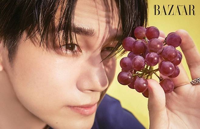 워너원 멤버이자 배우를 병행하는 옹성우가 현재에 충실한 삶의 태도를 전했다./사진제공=하퍼스바자