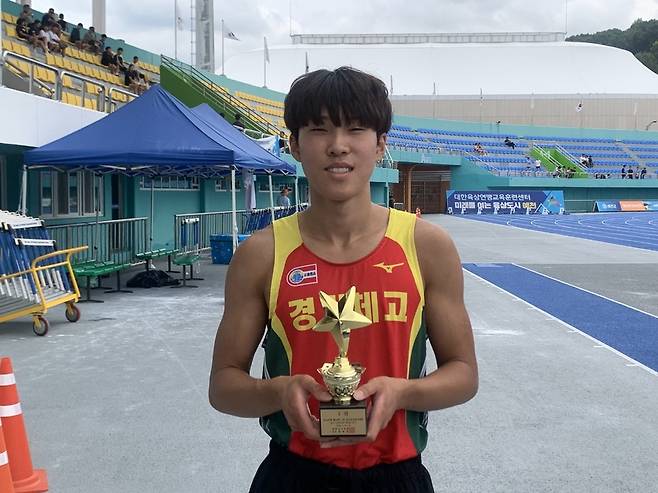 22일 경북 예천군 예천스타디움에서 열린 KAAF배 제54회 그린 전국육상경기대회 남자고등부 장대높이뛰기에서 우승을 차지한 이민찬(경기체고)이 기념사진을 찍고 있다.