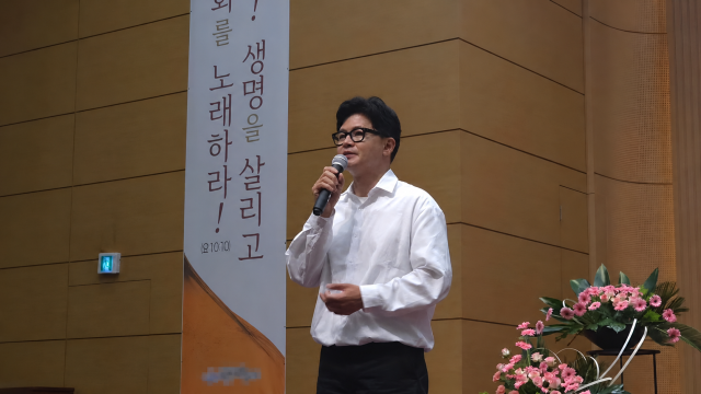 무소속 한동훈 의원이 지난 19일 부산 북구 덕천동의 한 교회를 찾아 인삿말을 하고 있다. 한 의원 SNS 캡쳐