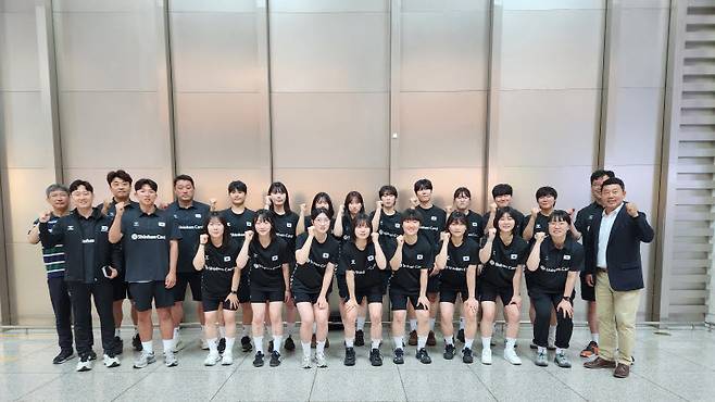 20세 이하 여자 주니어 대표팀이 출국에 앞서 기념촬영을 하고 있다. 사진=대한핸드볼협회