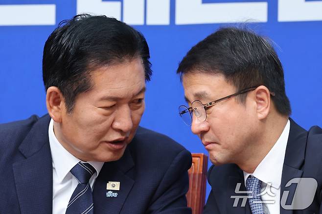 정청래 더불어민주당 대표와 한병도 원내대표가 22일 서울 여의도 국회에서 열린 최고위원회의에서 대화하고 있다. 2026.6.22 ⓒ 뉴스1 신웅수 기자