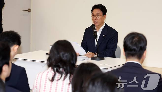 김민석 국무총리가 22일 오전 서울 종로구 정부서울청사 별관에서 열린 출입기자단 간담회에서 모두 발언을 하고 있다. 2026.6.22 ⓒ 뉴스1 김명섭 기자