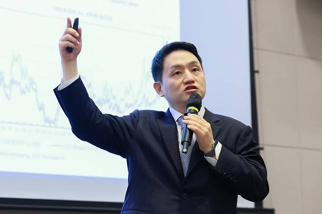 김진욱 씨티은행 수석이코노미스트가 22일 서울 영등포구 FKI타워 컨퍼런스센터에 한국경제인협회가 개최한 '2026년 하반기 환율전망과 산업별 대응 전략' 세미나에서 향후 환율 흐름에 대해 설명하고 있다. 한경협 제공