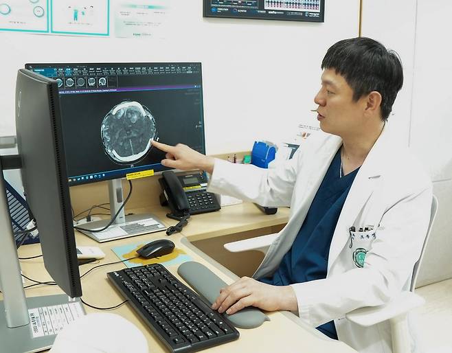 5월 19일 서울 강서구 이대서울병원에서 조동영 신경외과 교수가 문영인씨의 차트를 설명하고 있다. 이대서울병원 제공