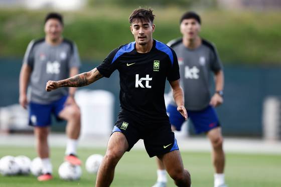 미국 뉴욕주 아이칸 스타디움에서 훈련하는 한국축구대표팀 옌스 카스트로프. 사진 KFA 제공