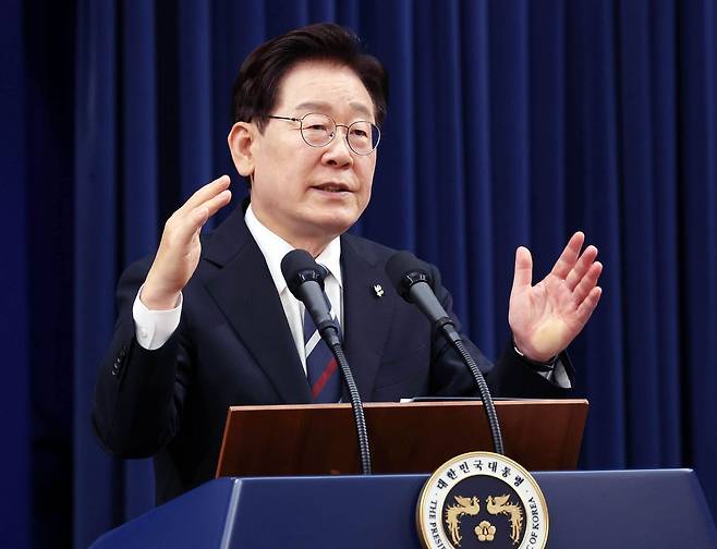 이재명 대통령이 19일 청와대 춘추관에서 유럽·G7 순방 결과 브리핑을 하고 있다.. 청와대사진기자단