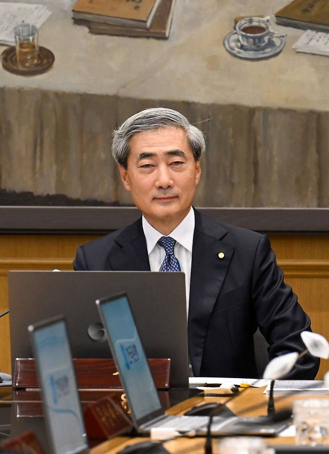 신현송 한국은행 총재가 28일 서울 중구 한국은행 본관에서 열린 취임 후 첫 금융통화위원회 본회의를 주재하고 있다. 뉴시스