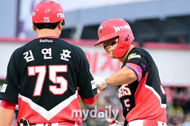 21일 오후 경기도 수원KT위즈파크 진행된 '2026 신한 SOL KBO 리그' 기아 타이거즈 - 수원 KT 위즈의 경기. 기아 김도영이 7회초 2사 1루에서 KT 손동현을 상대로 안타를 때린 뒤 김연훈 코치와 하이파이브를 하고 있다./마이데일리