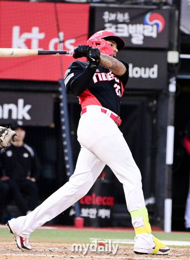 21일 오후 경기도 수원KT위즈파크 진행된 '2026 신한 SOL KBO 리그' 기아 타이거즈 - 수원 KT 위즈의 경기. 기아 카스트로가 7회초 2사 만루에서 역전 2루타를 때리고 있다./마이데일리