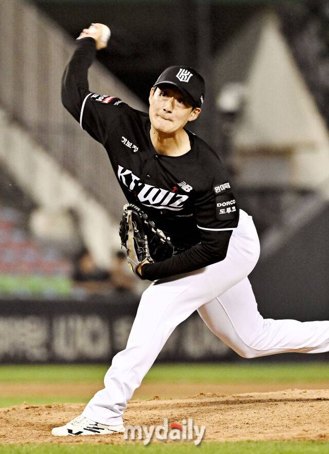 16일 오후 서울 잠실야구장에서 진행된 '2026 프로야구 KBO리그' 두산베어스와 KT위즈의 경기. KT 스기모토가 역투하고 있다./마이데일리