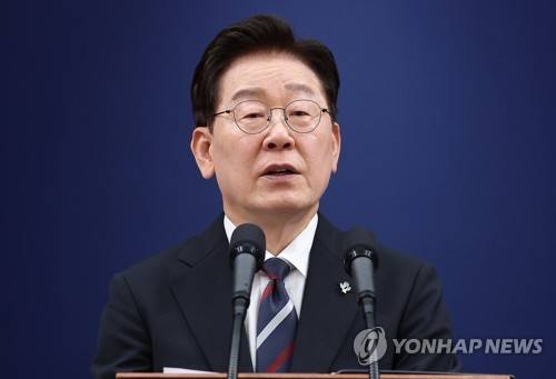 이재명 대통령, G7·유럽순방 결과 브리핑 (서울=연합뉴스) 김도훈 기자 = 이재명 대통령이 19일 청와대 춘추관에서 G7참석·유럽순방 결과 브리핑을 하고 있다. 2026.6.19 superdoo82@yna.co.kr