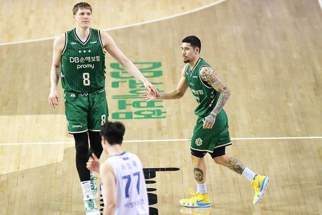 헨리 엘런슨(왼쪽)과 이선 알바노. /사진=KBL 제공