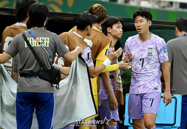 2026 북중미월드컵 A조 예선 대한민국 대 멕시코 경기가 19일(한국 시간) 멕시코 과달라하라 에스타디오 아크론에서 열렸다.후반 손흥민이 교체되고 있다. 2026.06.19. /사진=김진경 대기자