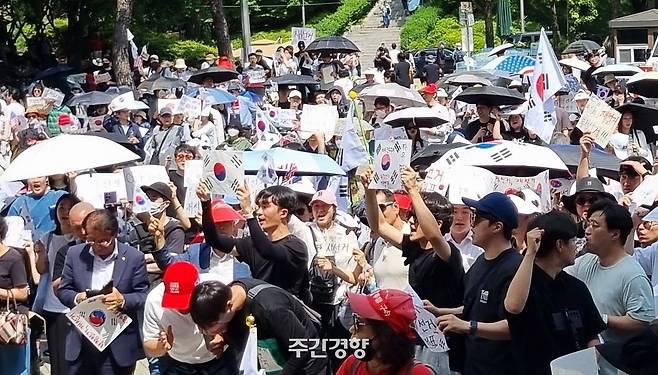 6·3 지방선거에서 일어난 투표용지 부족 사태를 비판하며 재선거를 요구하는 시민들이 6월 8일 서울 송파구 올림픽공원 핸드볼경기장 개표소 앞에 모여 구호를 외치고 있다. 문광호 기자