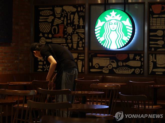 역사인식 교육 위해 조기 영업종료하는 스타벅스 (서울=연합뉴스) 서대연 기자 = 22일 서울 시내 한 스타벅스 매장에서 직원들이 오후 3시 조기 영업종료를 위해 매장을 정리하고 있다.
스타벅스코리아는 지난달 발생한 '탱크데이' 마케팅 논란과 관련해 이날 오후 3시를 기해 전국 모든 매장의 영업을 일제히 조기 종료한 뒤 임직원들의 역사의식과 사회적 감수성을 제고하기 위한 전사적 교육을 진행한다고 밝혔다. 2026.6.22 dwise@yna.co.kr