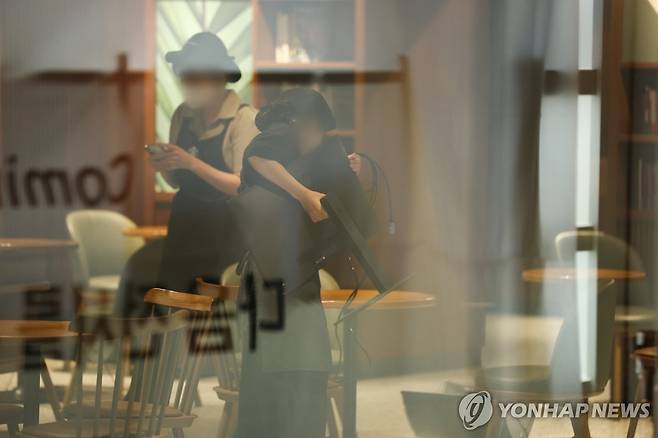역사인식 교육 영상 시청 위해 모니터 옮기는 스타벅스 직원 (서울=연합뉴스) 서대연 기자 = 22일 서울 시내 한 스타벅스 매장에서 직원이 오후 3시 조기 영업 종료를 한 뒤 역사인식·사회적감수성 교육 영상을 시청하기 위해 모니터를 옮기고 있다.
스타벅스코리아는 지난달 발생한 '탱크데이' 마케팅 논란과 관련해 이날 오후 3시를 기해 전국 모든 매장의 영업을 일제히 조기 종료한 뒤 임직원들의 역사의식과 사회적 감수성을 제고하기 위한 전사적 교육을 진행한다고 밝혔다. 2026.6.22 dwise@yna.co.kr