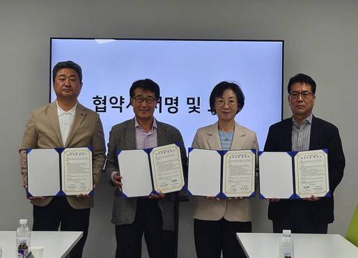 한국폴리텍대학 진주캠퍼스는 ㈜나우시스템 이종한 대표, ㈜빅스 고학용 대표와 23일 진주캠퍼스 본관 1층 회의실에서 업무교류 협약을 체결했다. 사진=진주폴리텍