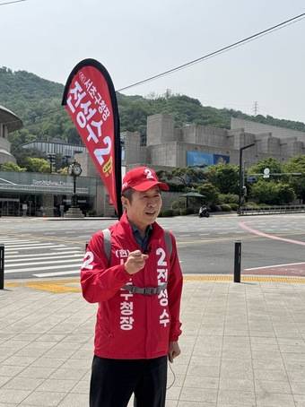 전성수 서초구청장이 선거 운동 기간 시민들을 만나 현장 목소리를 듣는 '걸어서 서초 속으로 100㎞' 유세를 벌이고 있다.