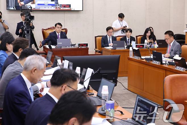 윤상현 위원장이 23일 서울 여의도 국회에서 열린 제9회전국동시지방선거투표용지부족 사태 등 국민참정권침해진상규명 및 선거관리개혁을 위한 국정조사 특별위원회에서 의사봉을 두드리고 있다. 2026.6.23 ⓒ 뉴스1 신웅수 기자