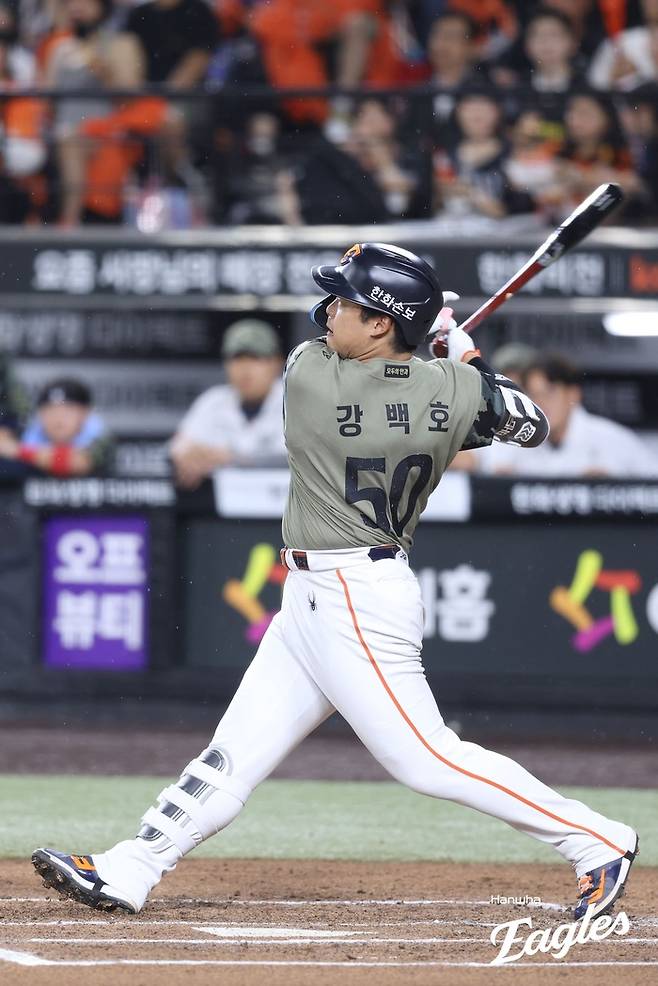 한화 강백호가 21일 대전 한화생명 볼파크에서 열린 2026 KBO리그 정규시즌 삼성과 경기에서 홈런을 터뜨리고 있다. 사진 | 한화 이글스
