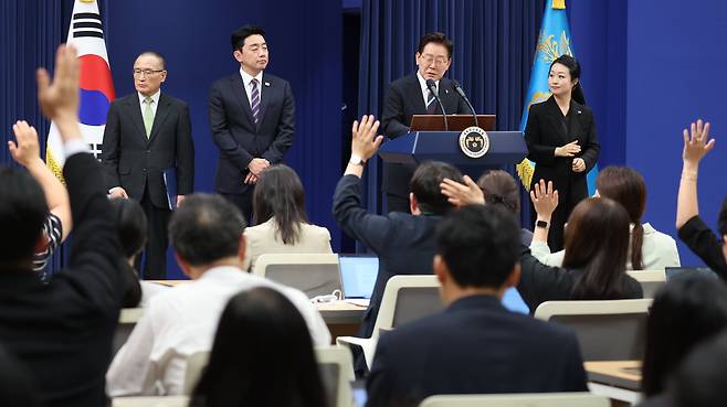 이재명 대통령이 19일 청와대 춘추관에서 열린 유럽·G7 순방 결과 브리핑에서 취재진 질문을 받고 있다. /뉴스1