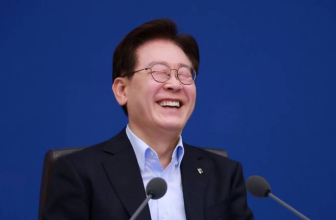 이재명 대통령이 23일 청와대에서 열린 국무회의 겸 비상경제점검회의에서 미소 짓고 있다. 청와대통신사진기자단