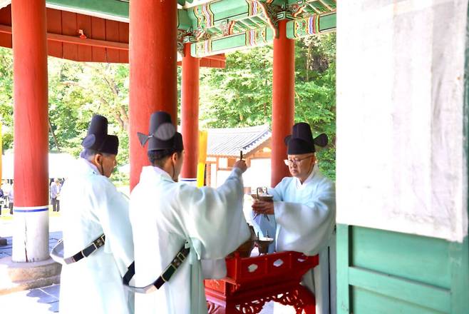 23일 ‘효종대왕 제367주기 및 인선왕후 제352주기 영릉 기진제향(忌辰祭享)’이 엄숙히 봉행되고 있다. 유진동기자