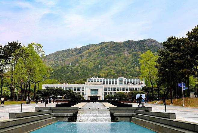 국립창원대학교 대학본부와 본부 앞 탁연지(濯硯池) 전경.(사진=국립창원대 제공) 2026.06.11. *재판매 및 DB 금지