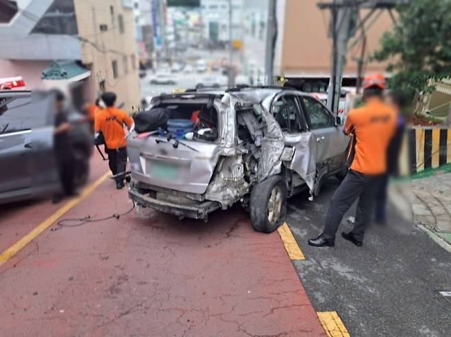 지난 22일 오후 6시 40분쯤 부산 사하구 한 오르막 도로에서 70대 운전자 A씨가 몰던 승용차가 갑자기 후진을 해 뒤에 있던 오토바이와 승용차 등 차량 4대를 잇달아 들이받는 사고를 냈다. 부산 사하경찰서 제공