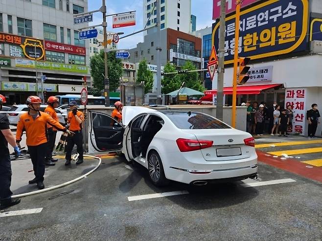지난 21일 오후 1시쯤 부산 남구 대연동 한 도로에서 70대 운전자가 몰던 승용차가 인도 위 보행자를 충격한 뒤 지하철 환풍구 구조물을 들이받고 멈춰서 있다. 이 사고로 40대 여성과 70대 여성인 보행자 2명이 숨졌다. 부산소방재난본부 제공