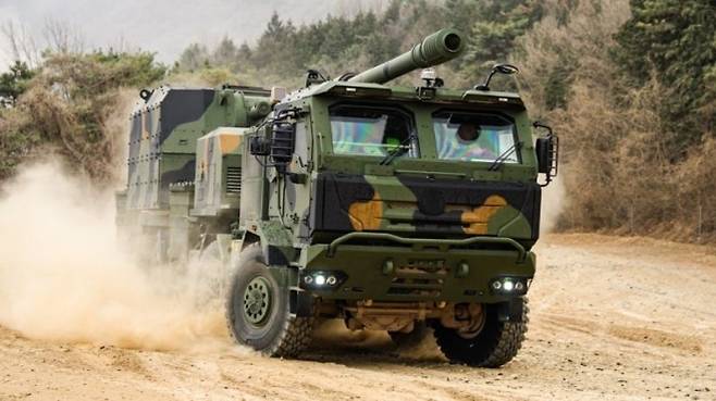미 육군 ‘기동 전술포’(MTC) 사업에 제안된 K9 기반 차륜형 자주포 K9MH가 비포장도로에서 기동시험을 하고 있다. K9MH는 8×8 차륜형 차대에 155㎜ 52구경장 포와 K9 계열 자동화 기술을 결합한 체계다. 한화디펜스USA 제공