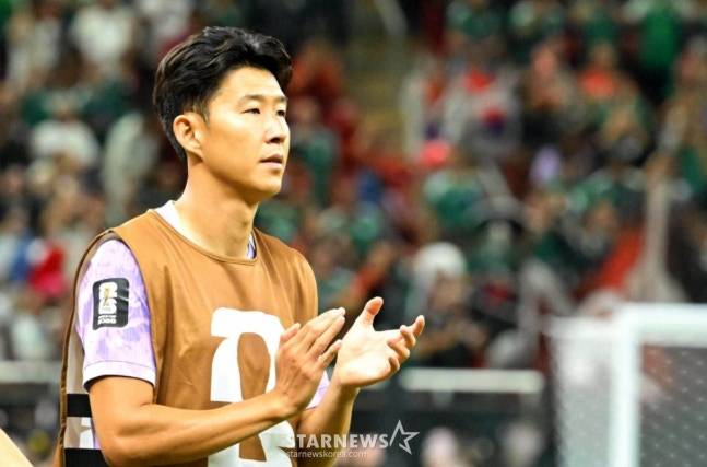 2026 북중미월드컵 A조 예선 대한민국 대 멕시코 경기가 19일(한국 시간) 멕시코 과달라하라 에스타디오 아크론에서 열렸다.멕시코에 0-1로 패한 후 김승규 등 선수들이 그라운드로 나와 팬들에게 인사를 하고 있다. /사진=김진경 대기자