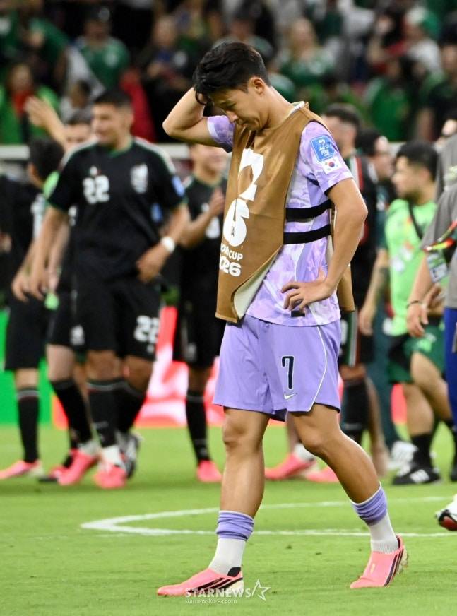 2026 북중미월드컵 A조 예선 대한민국 대 멕시코 경기가 19일(한국 시간) 멕시코 과달라하라 에스타디오 아크론에서 열렸다. 손흥민이 멕시코에 0-1로 패한후 아쉬움을 곱씹고 있다. /사진=김진경 대기자.