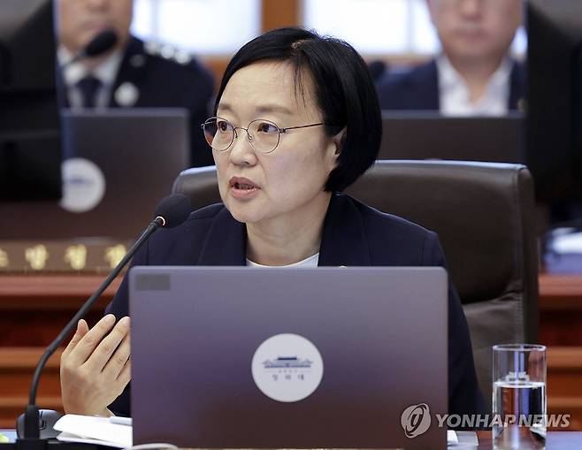 답변하는 한성숙 장관 (서울=연합뉴스) 한상균 기자 = 한성숙 중기부 장관이 23일 청와대에서 열린 국무회의 겸 비상경제점검회의에서 이재명 대통령 질문에 답하고 있다. 2026.6.23 xyz@yna.co.kr