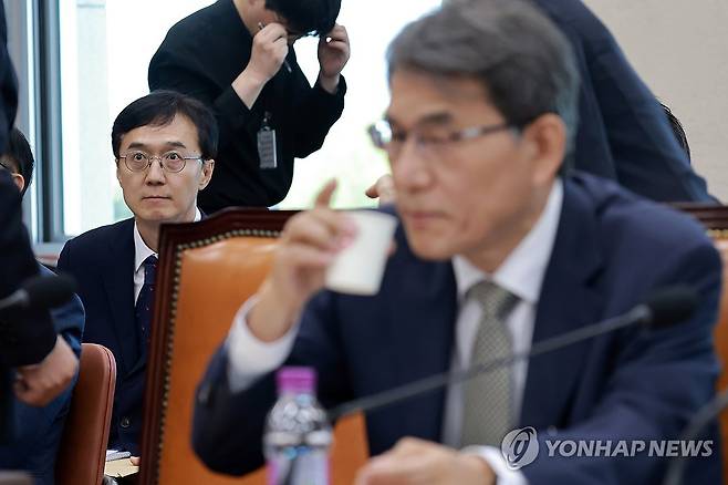 국조특위 전체회의 나온 오민석 전 서울시선관위원장 (서울=연합뉴스) 신현우 기자 = 전 서울시선거관리위원장인 오민석 서울중앙지방법원장이 23일 국회에서 열린 '제9회 전국동시지방선거 투표용지 부족 사태 등 국민 참정권 침해 진상규명 및 선거관리 개혁을 위한 국정조사 특별위원회' 제2차 전체회의에 출석해 있다. 오른쪽은 노태악 전 중앙선거관리위원장. 2026.6.23 nowwego@yna.co.kr