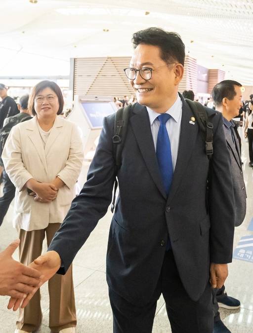 더불어민주당 송영길 의원이 조정식 국회의장 특사 자격으로 인천공항을 통해 출국하고 있다. 특사단 단장을 맡은 송 의원은 SNS에 "한미동맹과 한반도 평화를 위한 방미 일정에 나섰다"고 밝혔다. 이날 특사단 출국에는 국민의힘 조경태, 조국혁신당 강경숙 의원이 동행했으며 민주당 김영배, 김용만 의원은 별도 출국할 예정이다. /연합뉴스