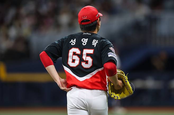 KIA 성영탁이 26일 서울 고척스카이돔에서 열린 2026 KBO리그 키움전에서 더그아웃으로 향하고 있다. 사진 | KIA 타이거즈