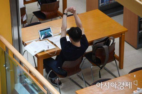 서울 시내 한 대학교 도서관에서 학생들이 방학을 반납하고 취업 준비에 구슬땀을 흘리고 있다.