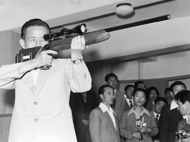 1974년 7월 5일 박정희 전 대통령이 저격소총을 사격을 하고 있다. 한국일보 자료사진