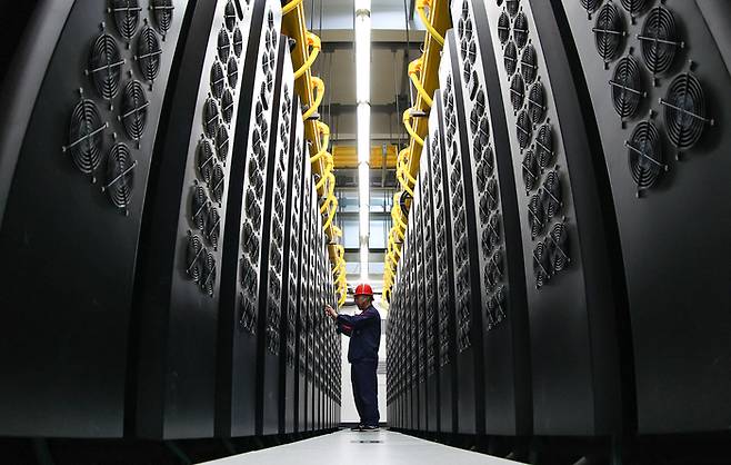 2024년 8월 29일 중국 남서부 구이저우성 구이안신구에 있는 슈퍼컴퓨팅 센터의 데이터룸에서 한 직원이 일하고 있다. 신화연합뉴스