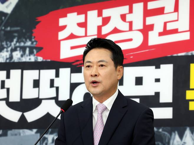 장동혁 국민의힘 대표가 24일 오후 서울 여의도 국회에서 기자회견을 하고 있다. 이날 장 대표는 건강 악화로 입원한 지 엿새 만에 국회로 복귀했다. /사진=뉴스1