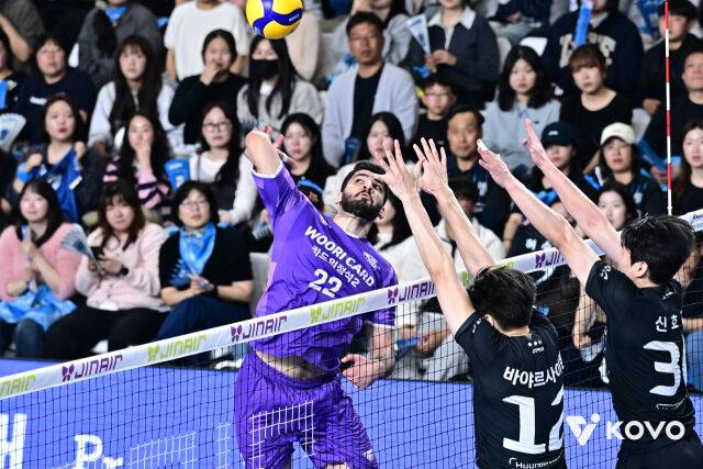 2025-26시즌 V-리그 우리카드에서 뛴 알리가 정규리그 현대캐피탈과 원정 경기 도중 상배 블로커 사이로 스파이크를 시도하고 있다./한국배구연맹(KOVO) 제공