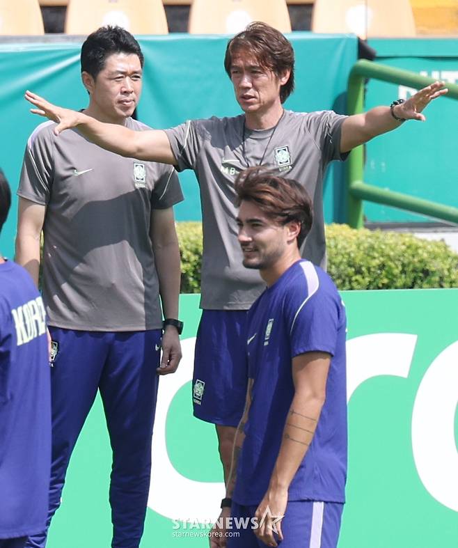 2026 북중미월드컵에 출전한 대한민국 축구 국가대표팀이 남아공전을 하루 앞둔 23일 멕시코 몬테레이 유니버시티 스타티음에서 훈련을 진행했다. 홍명보 감독이 현영민 대한축구협회 전력강화위원장과 대화를 나누고 있다. /사진=김진경 대기자