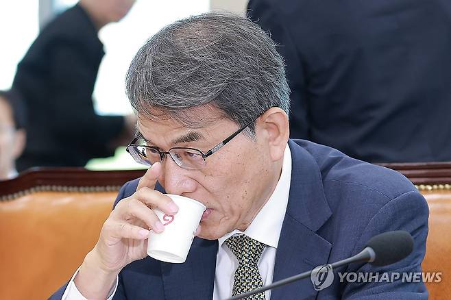 목 축이는 노태악 전 중앙선거관리위원장 (서울=연합뉴스) 신현우 기자 = 노태악 전 중앙선거관리위원장이 23일 국회에서 열린 '제9회 전국동시지방선거 투표용지 부족 사태 등 국민 참정권 침해 진상규명 및 선거관리 개혁을 위한 국정조사 특별위원회' 제2차 전체회의에서 물을 마시고 있다. 2026.6.23 nowwego@yna.co.kr
