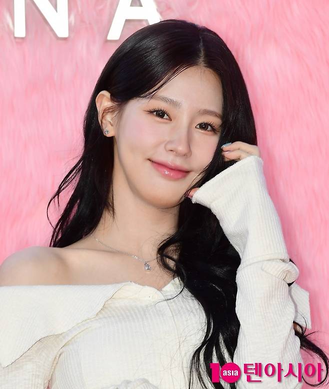 아이들 메인보컬 미연이 공식 행사에 참석해 하트 포즈를 취하고 있다./사진=텐아시아DB