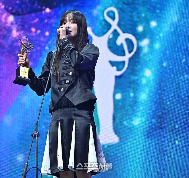 한로로가 20일 인천 중구 인스파이어 아레나에서 열린 제35회 서울가요대상에서 록/발라드상을 수상한 뒤 소감을 밝히고 있다. 2026. 6. 20. 인천 | 최승섭기자 thunder@sportsseoul.com