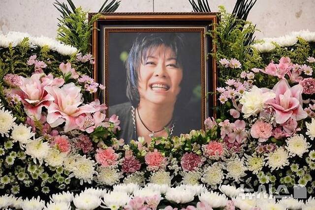 "그곳에서도 노래하고 있을 것". 70년대 대중가요계를 대표했던 가수 옥희(본명 김광숙)이 영면에 들어갔다. 24일 오전 서울아산병원 장례식장에서 영결식과 발인식이 엄수됐다. /사진공동취재단